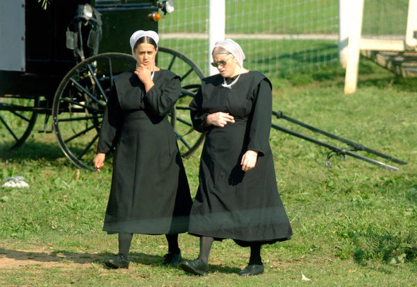 do the amish make their own clothes themselves