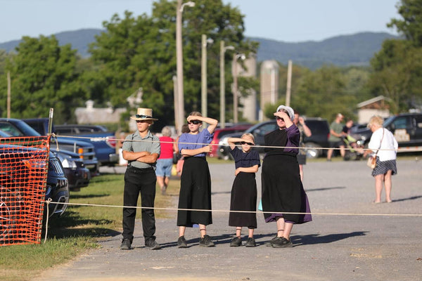 do the amish women wear buttons