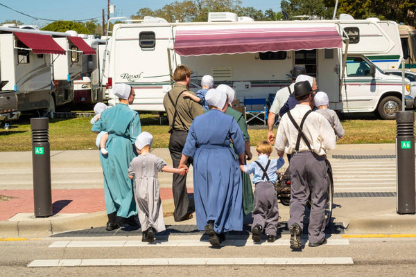 how can you tell if an amish woman is married